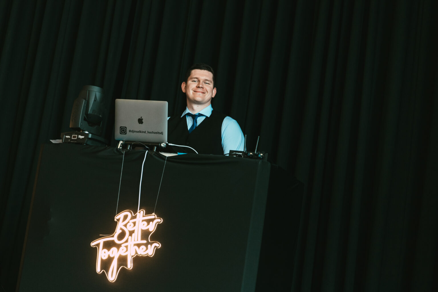 DJ Inselkind Cornell Walter als Hochzeits-DJ mit Fotobox und Veranstaltungstechnik auf Hochzeit in Göttingen