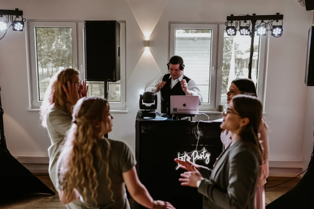 DJ Inselkind: Professioneller DJ für unvergessliche Events im Fährmann - Stimmung garantieren mit hochwertiger Musik und technischem Know-how