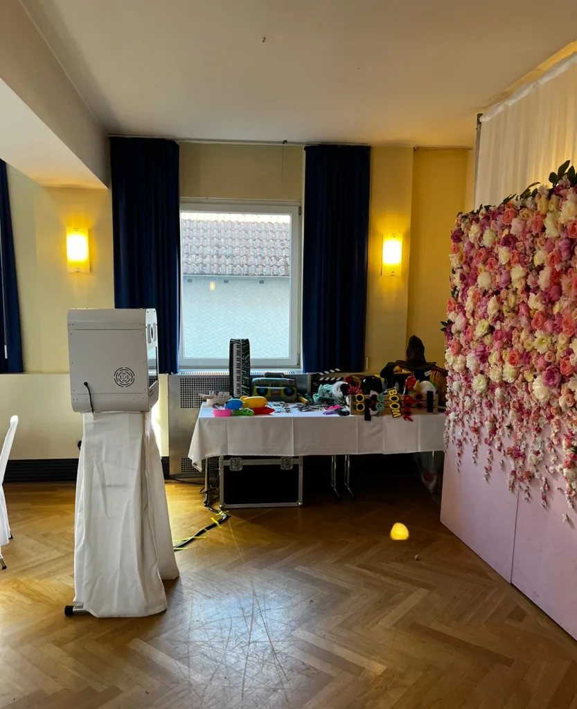 DJ Inselkind posiert mit dem glücklichen Brautpaar an ihrem Hochzeitstag in Fritzlar.