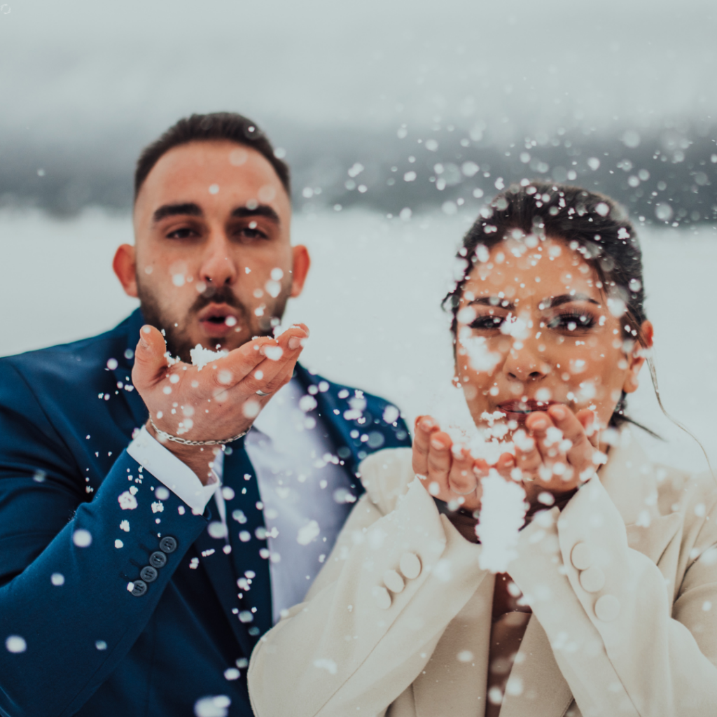 Glückliches Brautpaar tanzt und feiert ihre Hochzeit mit DJ Inselkind Eventservice.